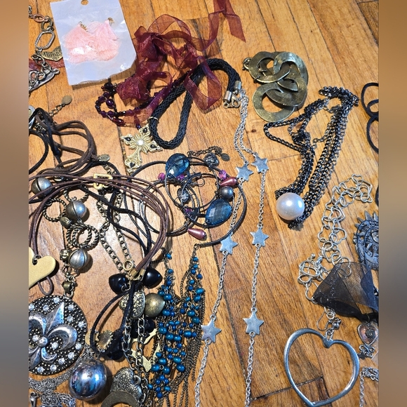 Vintage To Now Jewelry Lot Costume Estate Find Needs Cleaned. Mixed - Picture 6 of 9